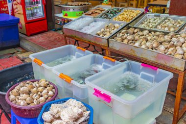 Bangkok Tayland 22 numara. Mai 2018 Deniz ürünleri mavi yengeçler istiridye ve ıstakoz Çin 'in Bangkok Tayland şehrinde Tayland market yemekleri.