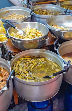 Çin 'in Bangkok Tayland şehrindeki sokak yemekleri pazarında yabancı Tayland yemekleri ve Çin mutfağı..