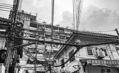 Çin 'in Bangkok Tayland şehrinde Tayland elektrik direğindeki kaosun siyah beyaz resmi.
