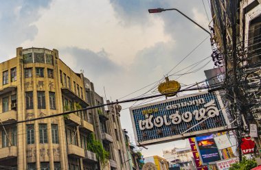 Bangkok Tayland 22 numara. Mai 2018 Tipik renkli alışveriş caddeleri tabela mağazaları ve Yaowarat Yolu Bangkok Tayland 'daki Çin Mahallesi.