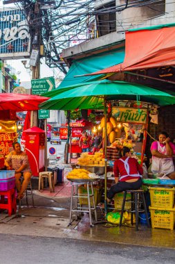 Bangkok Tayland 22 numara. Mai 2018 Tipik renkli alışveriş caddeleri tabela mağazaları ve Yaowarat Yolu Bangkok Tayland 'daki Çin Mahallesi.