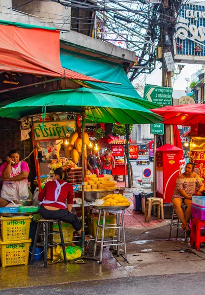 Bangkok Thailand Mai 2018 Typiska Färgglada Shoppinggator Fulla Skyltar Butiker — Stockfoto