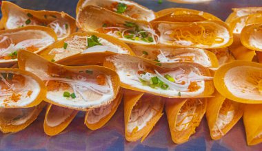 Tayland usulü krep Tayland yemeği ve Çin mutfağı Çin Mahallesi Bangkok Tayland 'da eski bir market..