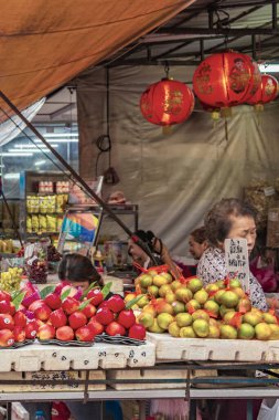 Bangkok Tayland 22 numara. Mai 2018 Renkli Çin Kasabası eski market yolu gıda mağazalarıyla dolu ve Bangkok Tayland halkı.