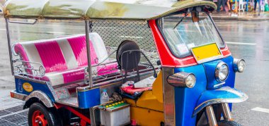 Bangkok Tayland 22 numara. Mai 2018 Tipik renkli tuk tuk Bangkok Tayland 'a park etti.