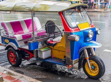 Bangkok Tayland 22 numara. Mai 2018 Tipik renkli tuk tuk Bangkok Tayland 'a park etti.