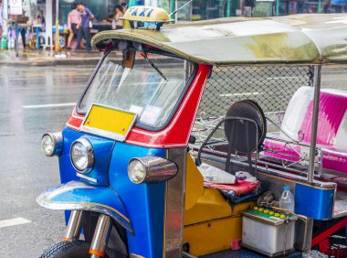 Bangkok Tayland 22 numara. Mai 2018 Tipik renkli tuk tuk Bangkok Tayland 'a park etti.