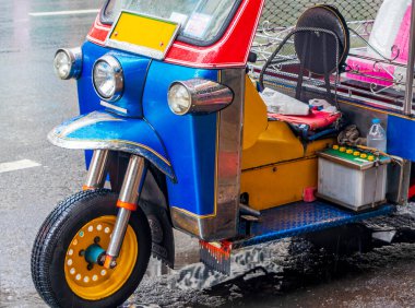Tipik renkli Tuk Tuk Tuk, Bangkok Tayland 'a park etmiş..