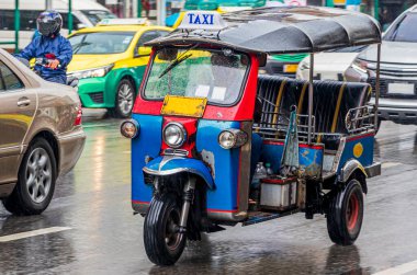 Tipik renkli Tuk Tuk Tuk, Bangkok Tayland 'a park etmiş..