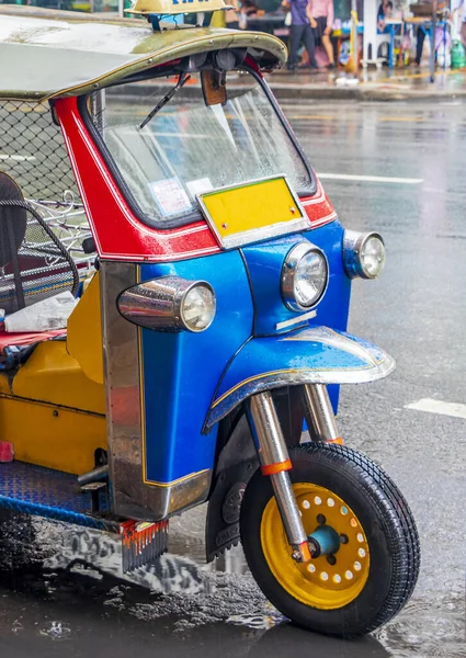 Tuk Tuk Colorido Típico Estacionado Bangkok Tailândia — Fotografia de Stock