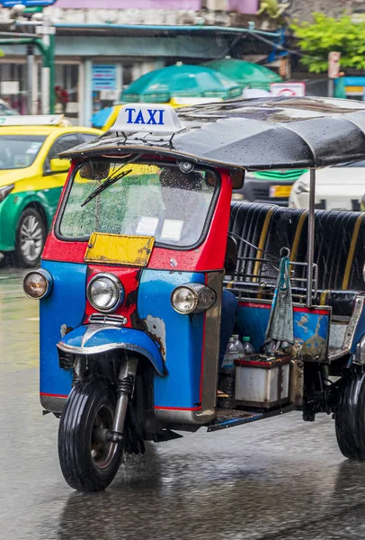 Tuk Tuk Colorido Típico Estacionado Bangkok Tailândia — Fotografia de Stock