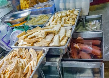 Çin 'in Bangkok Tayland şehrindeki sokak yemekleri pazarında yabancı Tayland yemekleri ve Çin mutfağı..