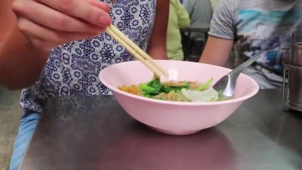 Turistler Bangkok Tayland Çubuklarla Tayland Çorbası Içmeye Çalışıyorlar — Stok video