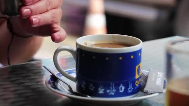 Pour Milk Aluminum Pot Blue Coffee Cup — 비디오