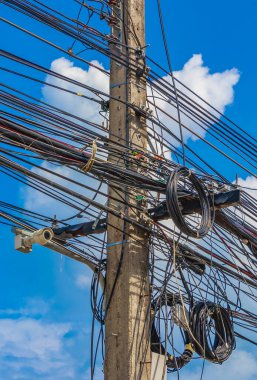Sakhu Thalang Phuket Tayland 'daki Tayland elektrik direğinde mavi gökyüzü ile tam bir kaos hakim..