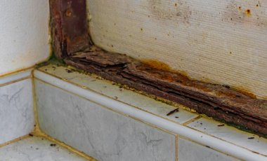 Nai Thon Naithon Plajı Phuket Tayland 'daki otel odasında paslı balkon parçaları..