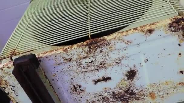 ナイトンビーチで汚い古い錆びたバルコニー部分 プーケットタイ — ストック動画