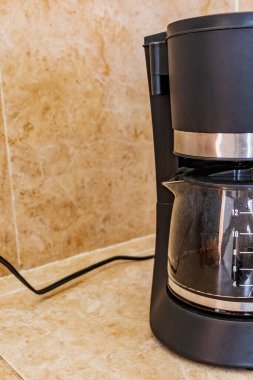 Meksika 'dan sade kahve makinesi, temiz mutfakta krema arkaplanı..