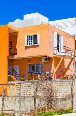 Playa del Carmen Meksika 'daki tipik turuncu konutlu otel binası..