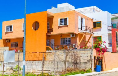 Playa del Carmen Meksika 'daki tipik turuncu konutlu otel binası..