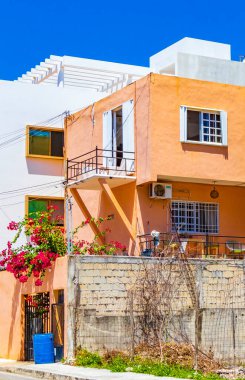 Playa del Carmen Meksika 'daki tipik turuncu konutlu otel binası..