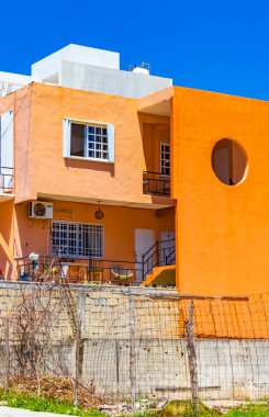 Playa del Carmen Meksika 'daki tipik turuncu konutlu otel binası..