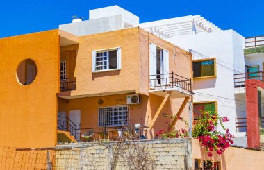 Playa del Carmen Meksika 'daki tipik turuncu konutlu otel binası..