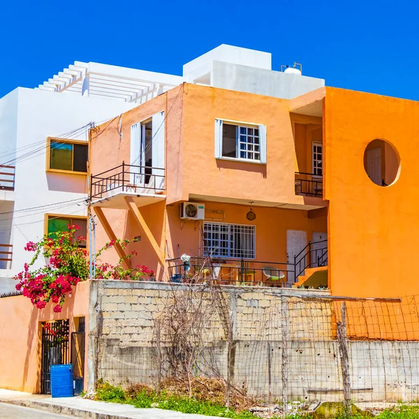 Playa del Carmen Meksika 'daki tipik turuncu konutlu otel binası..