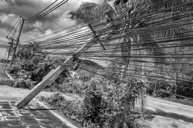 Sakhu Thalang Phuket Tayland 'daki elektrik direği kaosuyla devrildi..