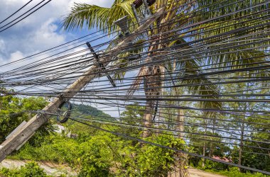 Sakhu Thalang Phuket Tayland 'daki elektrik direği kaosuyla devrildi..