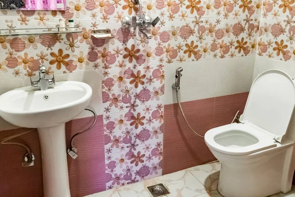ネパール カトマンズ21 マイ2018ネパール カトマンズのシナマンガルにあるホテルの部屋のピンクのトイレバスルーム — ストック写真