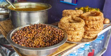 Sel Roti ve nohut ile Nepal yemeği kahvaltısı. Katmandu, Nepal 'deki Çevre Yolu.