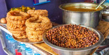 Sel Roti ve nohut ile Nepal yemeği kahvaltısı. Katmandu, Nepal 'deki Çevre Yolu.