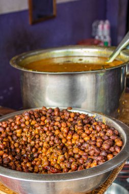 Sel Roti ve nohut ile Nepal yemeği kahvaltısı. Katmandu, Nepal 'deki Çevre Yolu.