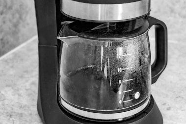 Meksika 'dan siyah kahve makinesi. Temiz mutfakta krema arkaplanı. Siyah beyaz resim..