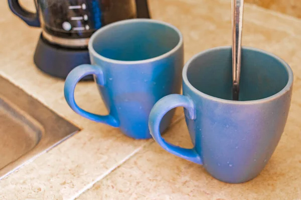 Dois Xícaras Café Azul Cafeteira Preta México Fundo Creme Cozinha — Fotografia de Stock