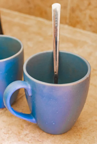 Dois Xícaras Café Azul Cafeteira Preta México Fundo Creme Cozinha — Fotografia de Stock