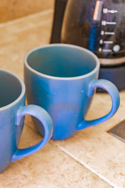 Две Синие Чашки Кофе Черная Кофеварка Мексики Сливочном Фоне Чистой — стоковое фото