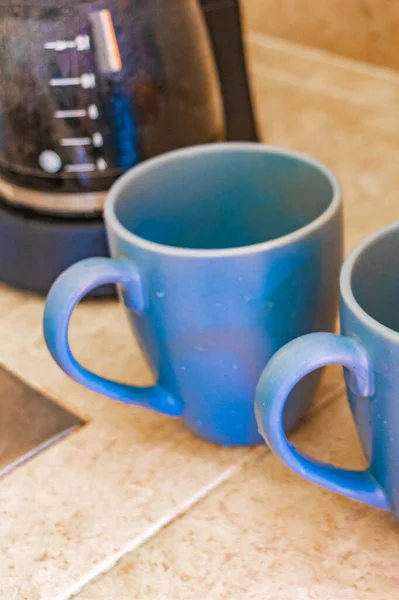 Dois Xícaras Café Azul Cafeteira Preta México Fundo Creme Cozinha — Fotografia de Stock