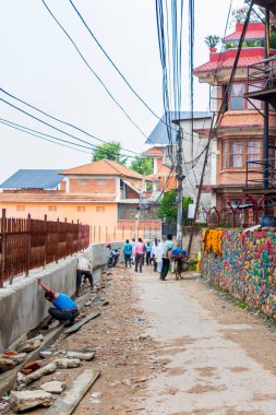 Katmandu Nepal 21. Mai 2018 Sinamangal, Katmandu, Nepal 'de kirli ve tozlu bir sokak ve bölge.