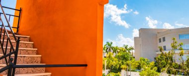 Playa del Carmen Meksika 'da tipik turuncu otel mimarisi..