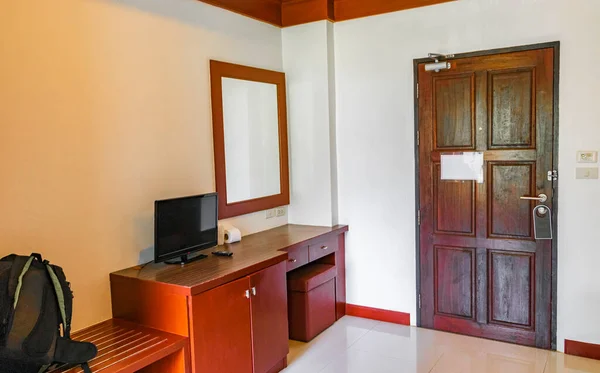 Puket Thailand 2018年10月プーケット島に木製のドアと家具付きのスタイリッシュなタイのホテルの部屋 — ストック写真