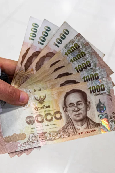 バンコクタイ21 Mai 2018タイのお金の銀行券8000タイバーツは白い背景で手に持っています — ストック写真