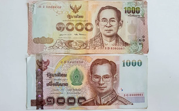 Bangkok Tayland 21. Mai 2018 Tayland parası farklı banknotlar 4000 Tayland Bahti beyaz arka planda.