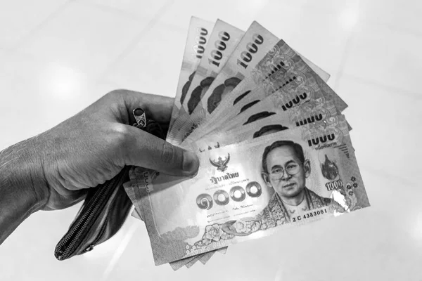 バンコクタイ21 Mai 2018タイのお金の銀行券8000タイバーツは手に持っています黒と白の画像 — ストック写真