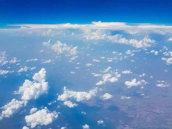 Πετώντας Πάνω Από Όμορφα Σύννεφα Πάνω Από Την Ύπαιθρο Της — Φωτογραφία Αρχείου