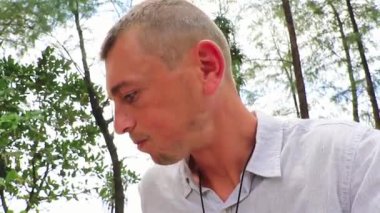 Turistler Tayland usulü tavuk yer Nai Thon Plajı Phuket Tayland.