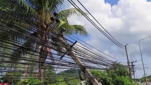 Strömstolpe Vält Med Absolut Kabelkaos Phuket Thailand — Stockvideo