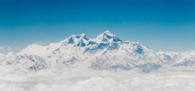 Himalayalar 'daki Everest Dağı. 8848 metre yüksekliğinde. Dünyanın en yüksek dağı. Yedi Zirve.