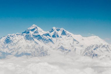 Himalayalar 'daki Everest Dağı. 8848 metre yüksekliğinde. Dünyanın en yüksek dağı. Yedi Zirve.